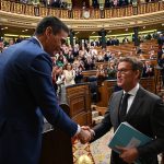 Pedro Sánchez y Alberto Núñez Feijóo se estrechan la mano en la investidura del socialista | Foto: Moncloa