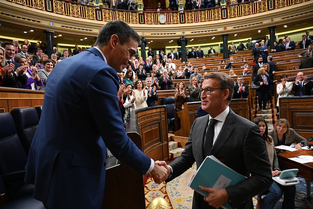 Pedro Sánchez y Alberto Núñez Feijóo se estrechan la mano en la investidura del socialista | Foto: Moncloa